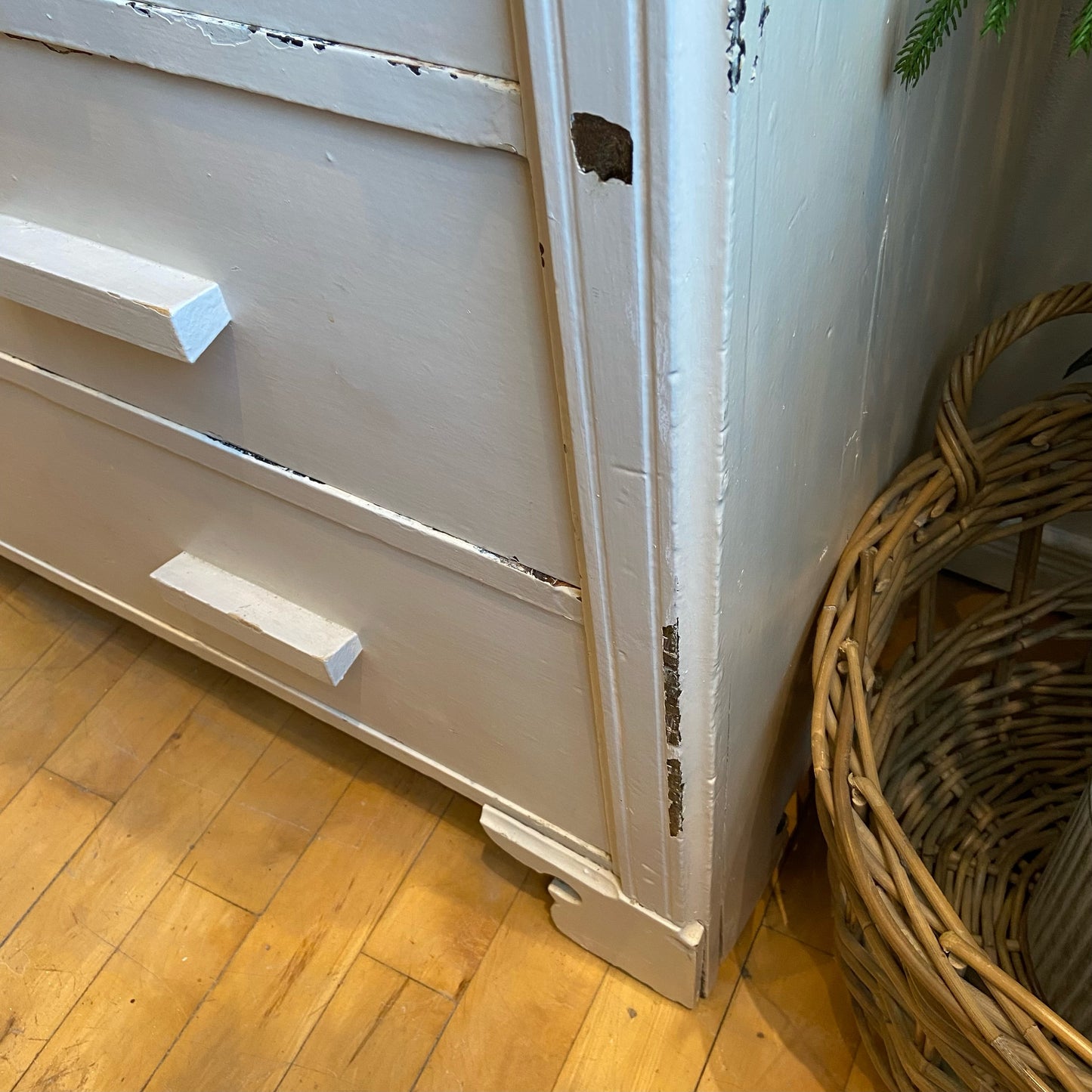 Vintage White Dresser - 5 Drawers